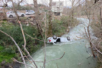 Dereye uçan otomobilde, boğulma tehlikesi geçiren sürücüyü vatandaşlar kurtardı