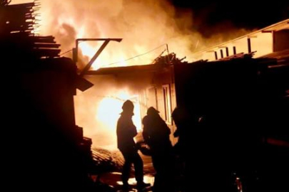 İşçi lojmanları alevlere teslim oldu