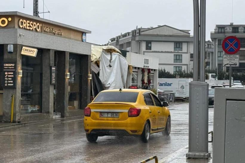 Kafeyi kundaklayıp kaçtı: O anlar kamerada