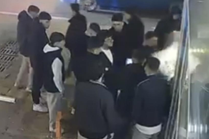 Konuşuyormuş gibi yapıp aniden yumruk attı