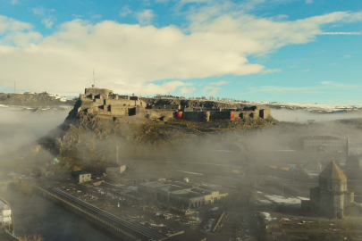 Kars'ta sis, tarihi yapıları gizlerken ortaya kartpostallık manzaralar çıkardı