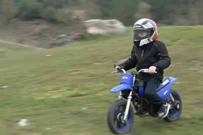 8 Yaşında Motosikletle Toprağın Tozunu Kaldırıyor