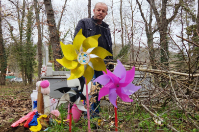 Kazada ölen 13 yaşındaki kızlarının mezarına bayram şekeri götürdüler