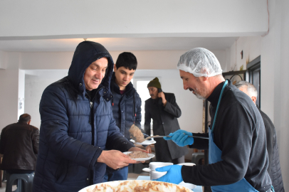 Atadan toruna asırlık bayram geleneği: 10 bin kişiye keşkek dağıtıldı