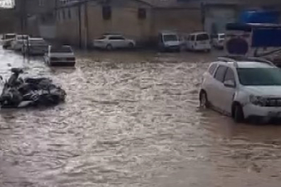 Dolu yağışı etrafı beyaz örtüyle kapladı, yağmur sonrası dereler taştı, cadde ve sokaklar göle döndü