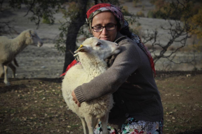 Bursa'da boğazından bıçaklanarak öldürülen kadının eski görüntüleri ortaya çıktı