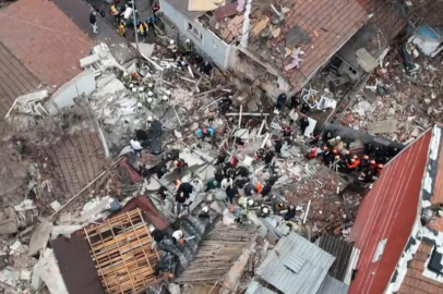 Fatih'te bitişik halde bulunan 2 gece kondu çöktü