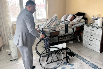 Muradiye'de Kızılay Ekipleri Bayramda Tekerlekli Sandalye Hediye Etti