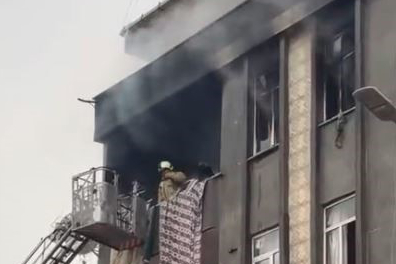 Binanın en üst katında çıkan yangın paniğe neden oldu