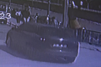 Otomobilin çarptığı motosikletin sürücüsü, havada takla atıp yere düştü