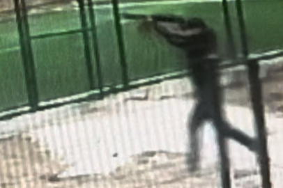 Çocuk parkında silahlı dehşet: Ateş açarak koştu