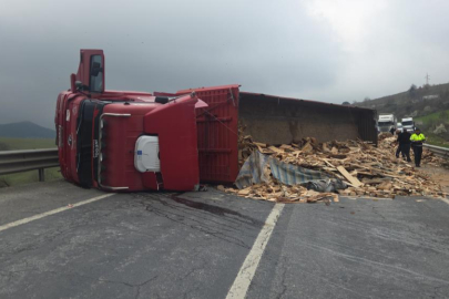 Tır devrildi: Bursa yolu ulaşıma kapandı