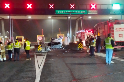 Korkutan kaza: Otomobil gişelere çarpıp takla attı