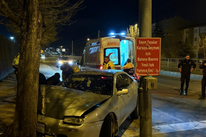 Otomobil Ağaca Çarparak Durabildi: 2 Yaralı