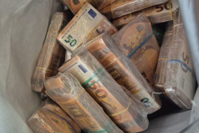 Çikolata dolu çantadan çıkan şey şoke etti!