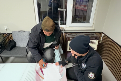 Yerde bulduğu deste parayı sahibine ulaştırmak için harekete geçti