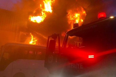 İnşaat Malzemeleri Deposu Alev Alev Yandı