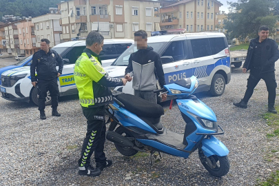 Plakayı kapatan ehliyetsiz motosikletliye ceza yağdı