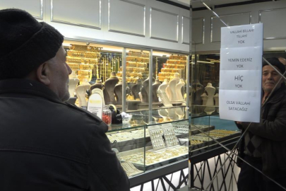 "Vallahi billahi yok" yazısı kuyumcuda izdihamı durduramadı