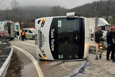 Servis midibüsü kaza yaptı: 1 ölü, 20 yaralı