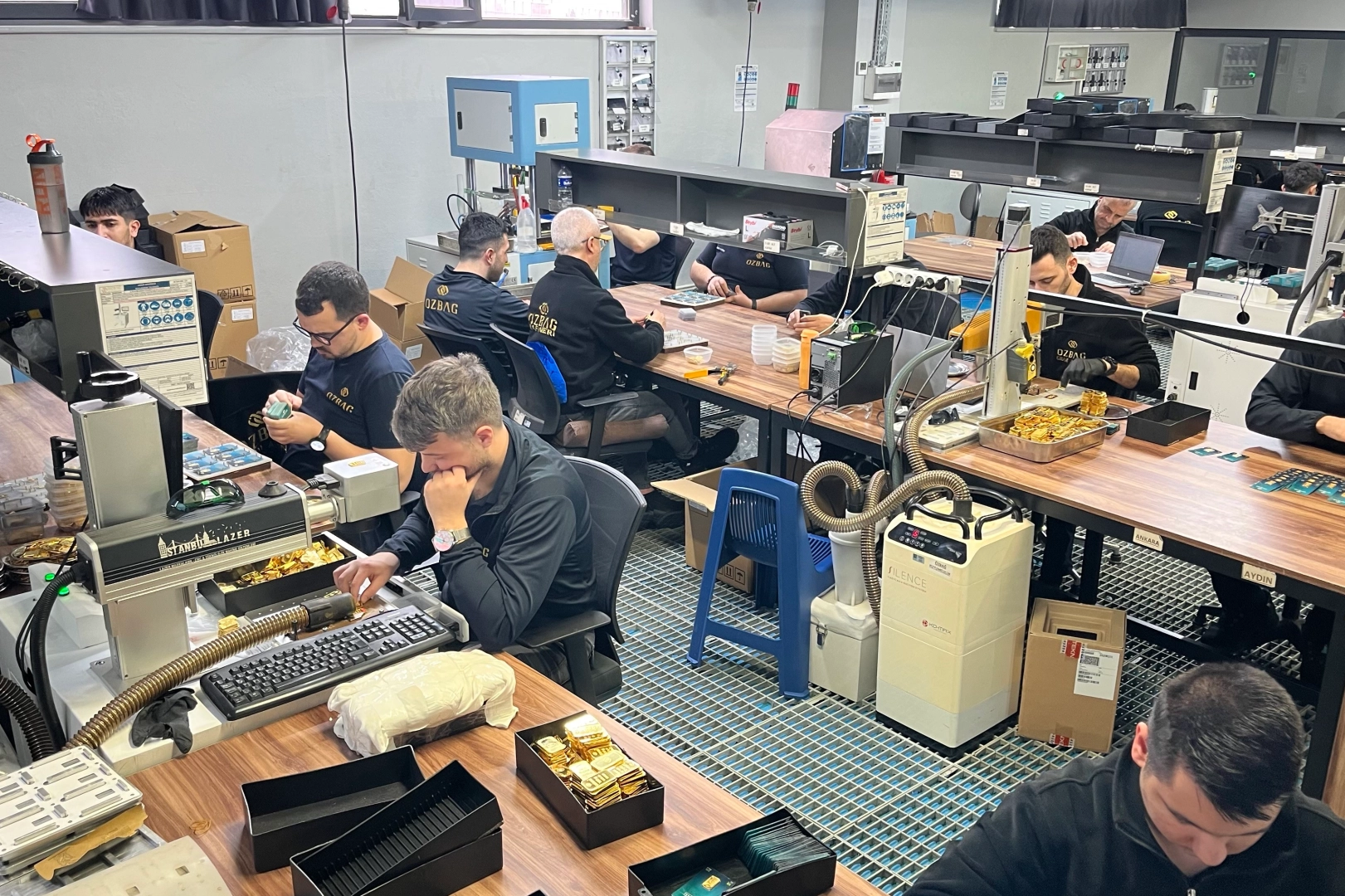 Talebe yetişmek için gece gündüz böyle altın üretiyorlar