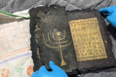 Tarihi eser operasyonu: Altın işlemeli dua kitabı ele geçirildi