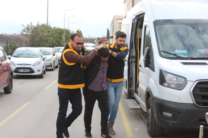 Trafikte dehşet! Baba-oğul TIR'dan indi, bıçak çekti