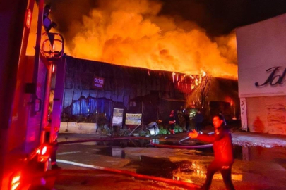 İzmir'de mobilya fabrikasında yangın paniği