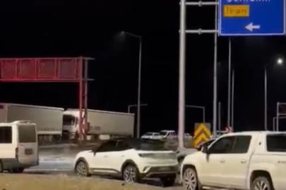 Yüksekova-Van kara yolunda heyelan: Yüzlerce araç ise yolda kaldı