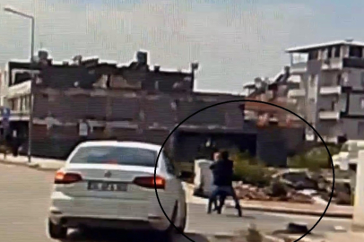 Kadının boynundaki kolyeyi çaldı!