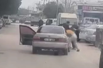 Yol ortasında yumruklu kavga kamerada