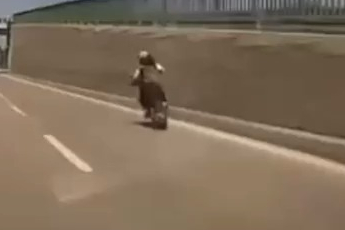 Bursa'da tehlikeli motosiklet şovu kameraya yansıdı