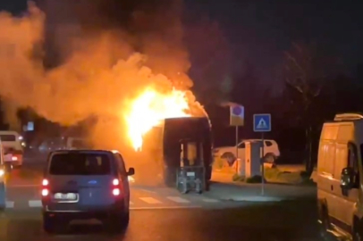 Park Halindeki Midibüs Alev Alev Yandı