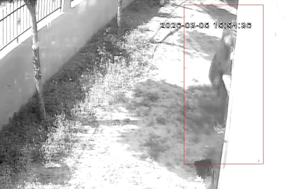 Hırsız örümcek adam gibi tırmandı