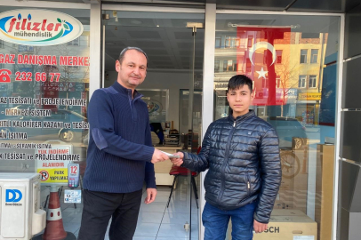 Bisikletiyle paket servisi yaparken düşen paraları yola saçıldı, esnaf toplayıp muhafaza etti