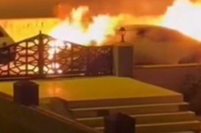 Park Halindeki Lüks Otomobil Alev Topuna Döndü