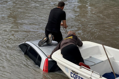 Otomobil ırmağa uçtu, kendi imkanlarıyla çıktılar