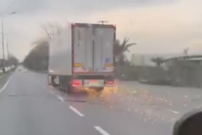 Korku dolu anlar, direği deviren TIR olay yerinden kaçtı