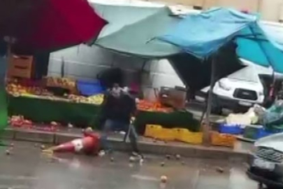 Sinir krizi geçiren manav ortalığı birbirine kattı