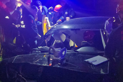 Otomobilin virajı alamayarak beton panele çarpması sonucu 3 kişi yaralandı