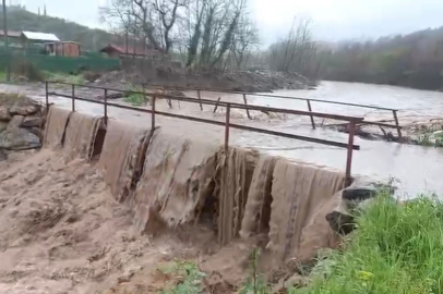Bursa'da aşırı yağışlar köprüyü trafiğe kapattı