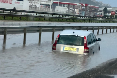 Su birikintisine giren otomobil mahsur kaldı
