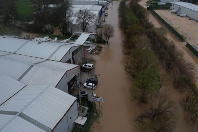Ürünlü Deresi taştı, araçlar mahsur kaldı