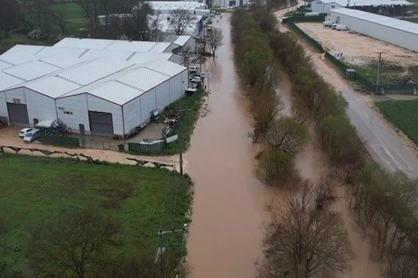 Ürünlü Deresi taştı, araçlar mahsur kaldı