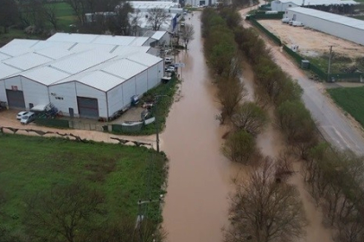 Ürünlü Deresi taştı, araçlar mahsur kaldı