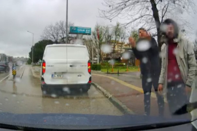 Bursa'da yol verme kavgası: 3 kişi sürücüye saldırdı