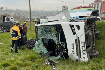 Öğrencileri taşıyan midibüs şarampole devrildi: 9’u öğrenci 15 yaralı