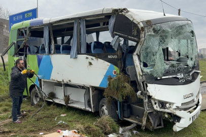 Öğrencileri taşıyan midibüs şarampole devrildi: 9’u öğrenci 15 yaralı