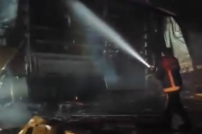 Peçete yüklü bir tırın dorsesinde çıkan yangın paniğe neden oldu