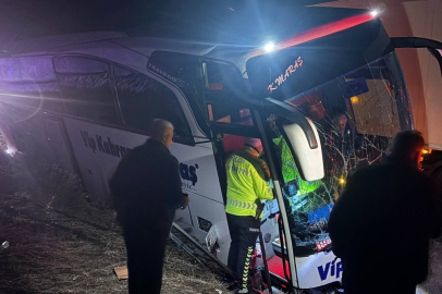 Kontrolden Çıkan Yolcu Otobüsü Bariyerlere Çarparak Durabildi